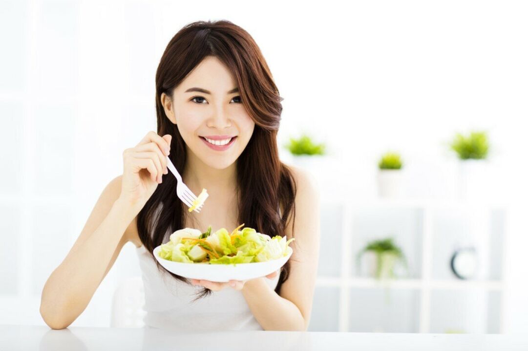 المرأة اليابانية تأكل سلطة